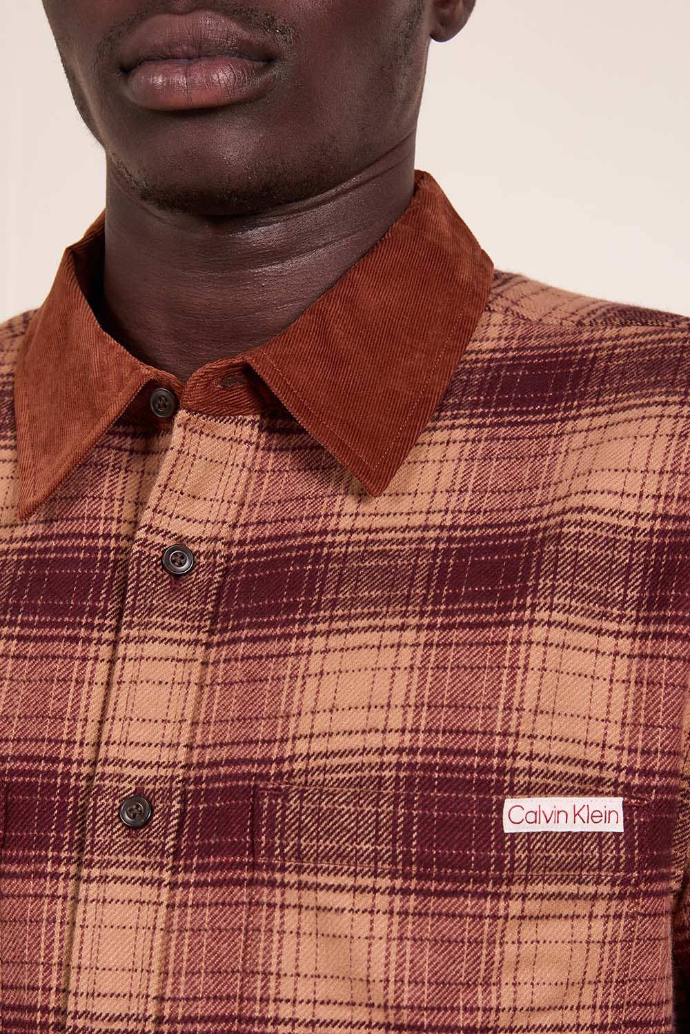 תמונת תקריב דוגמן של חולצת ז'קט סלים-פיט