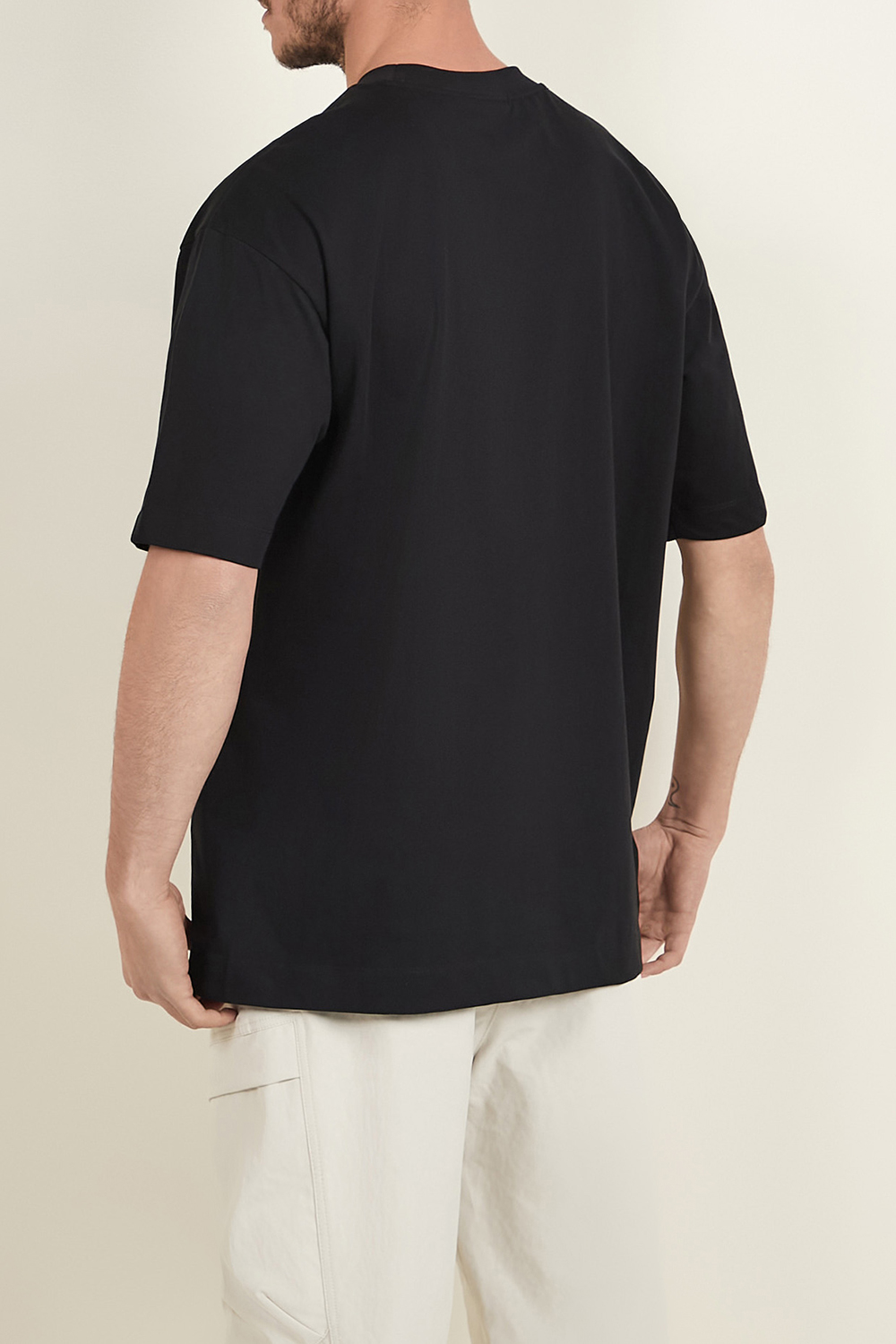 תמונת דוגמן אחורית של חולצת טי אוברסייז