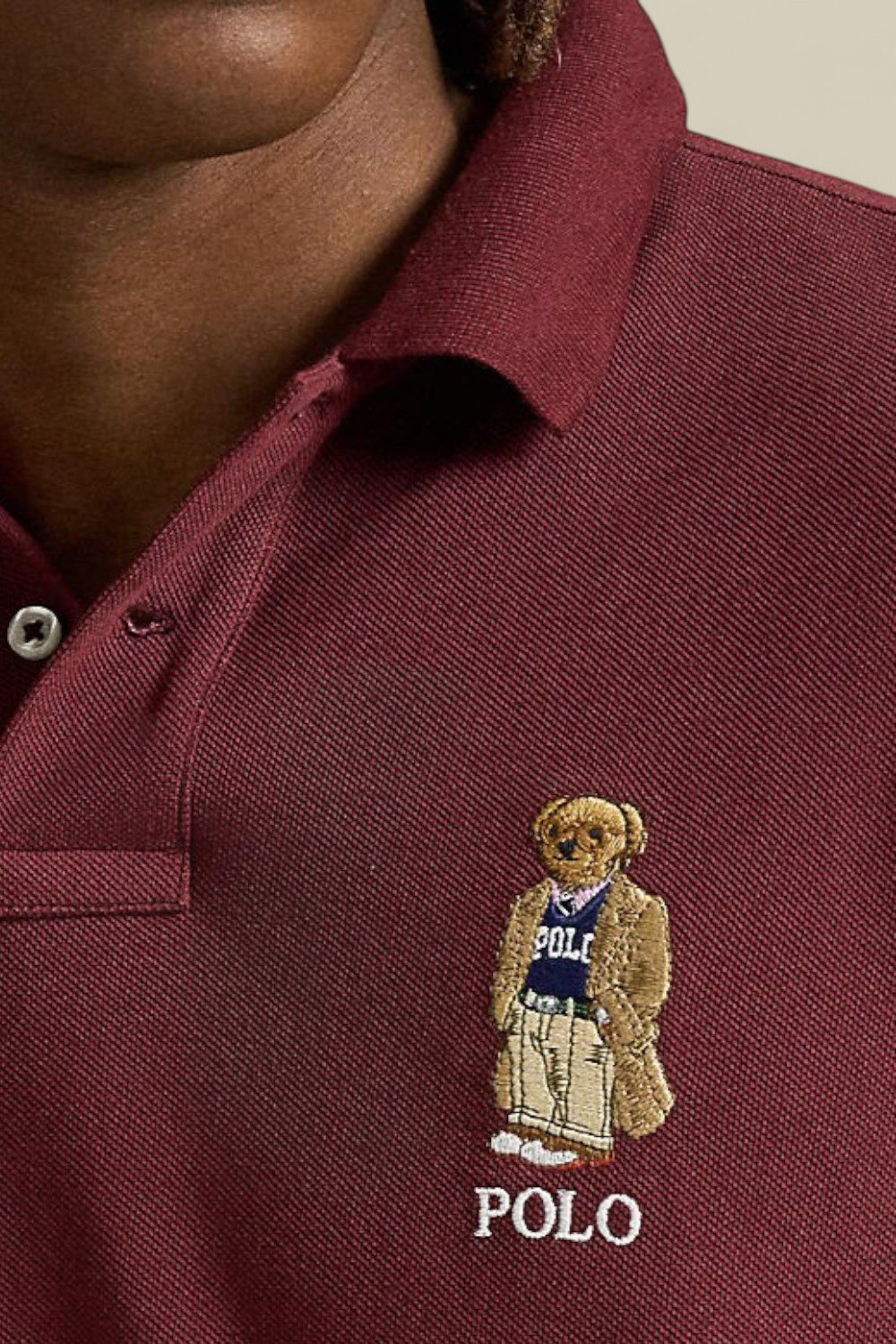 תמונת תקריב דוגמן של חולצת פולו