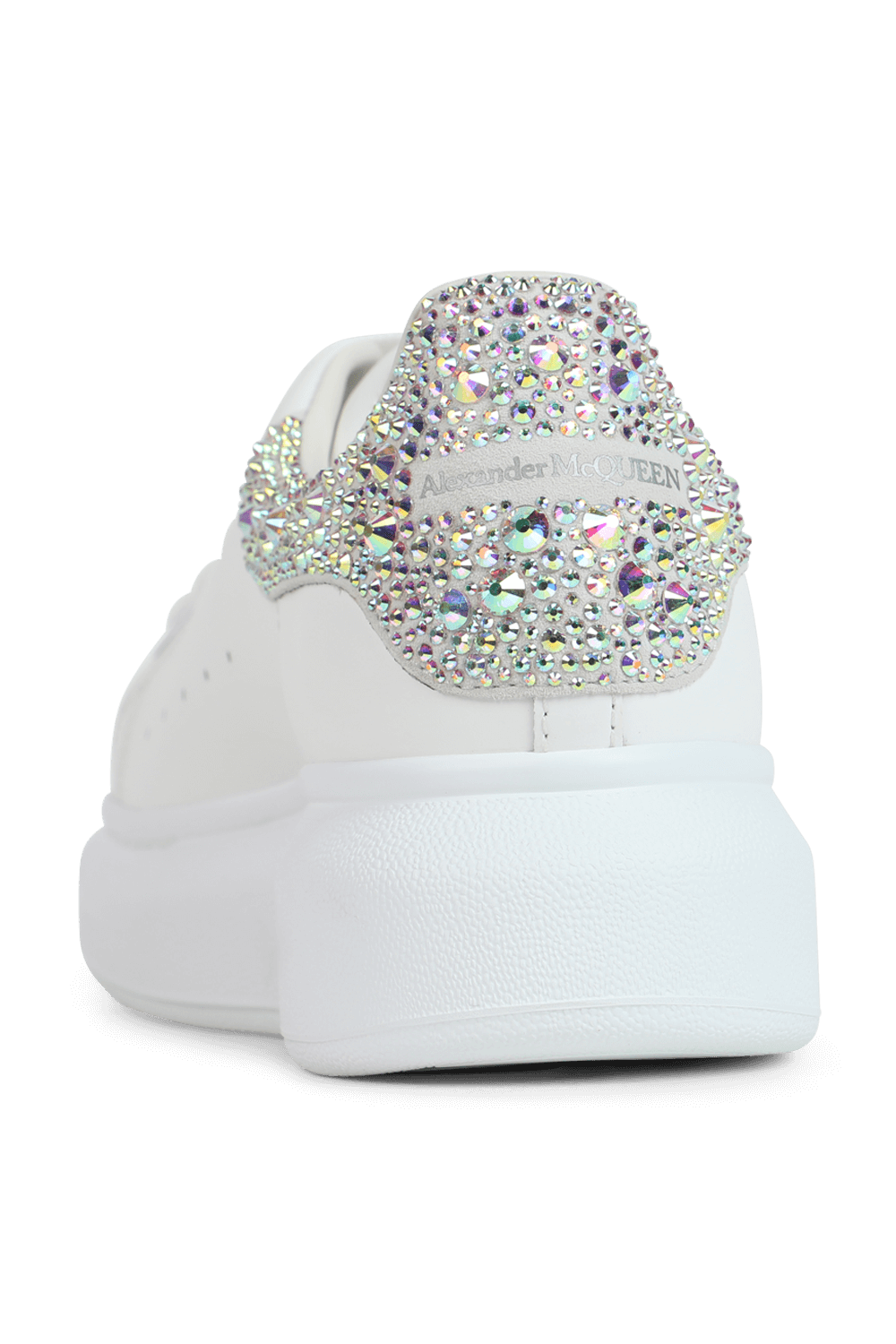תמונה אחורית של נעלי סניקרס מעור עם קריסטליים נוצצים בגוון לבן