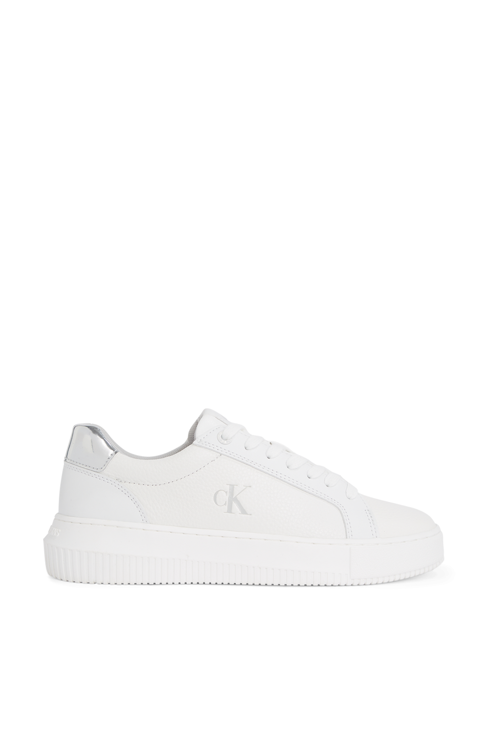 תמונה קידמית של נעלי סניקרס