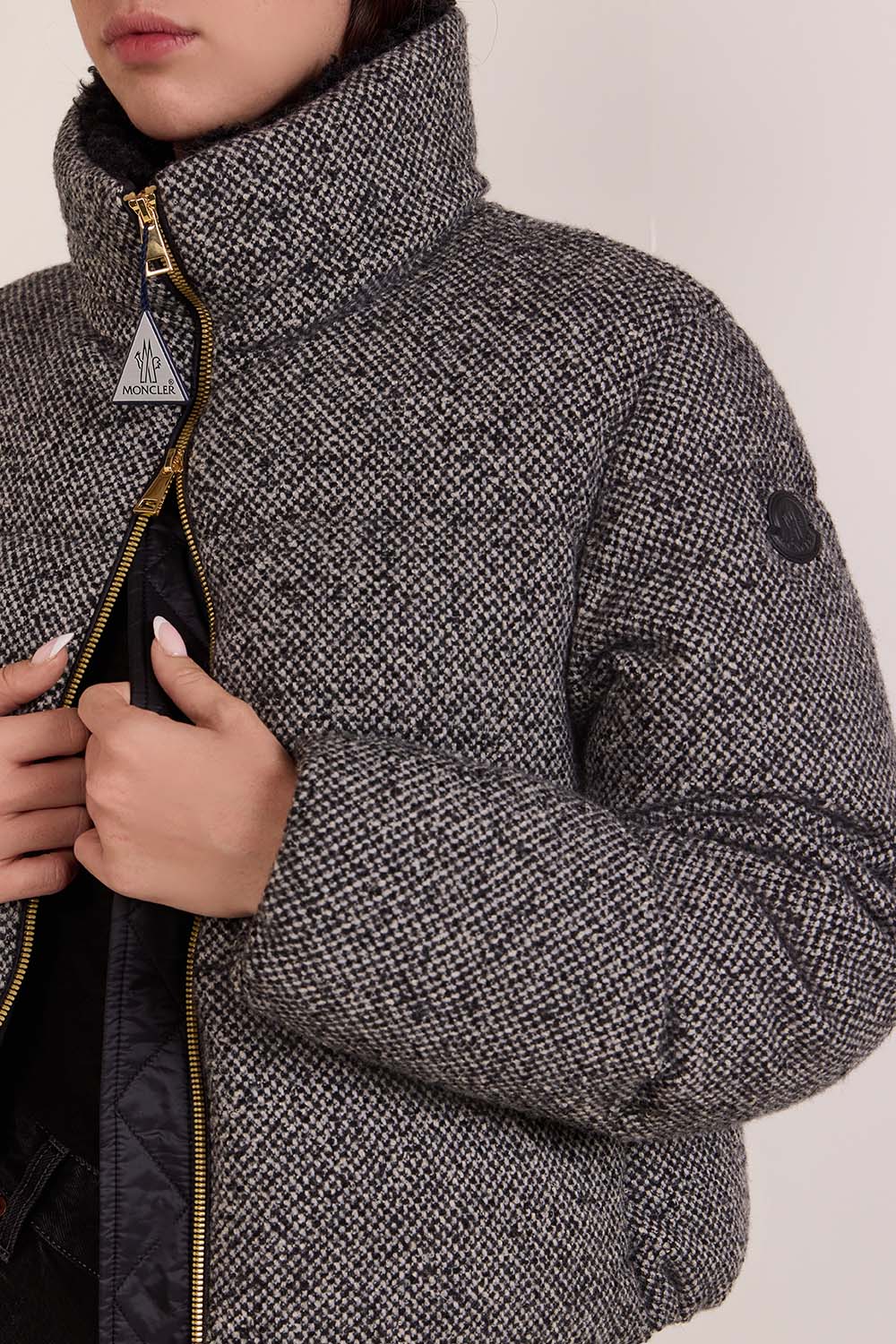 תמונת תקריב דוגמן של מעיל פוך וצמר