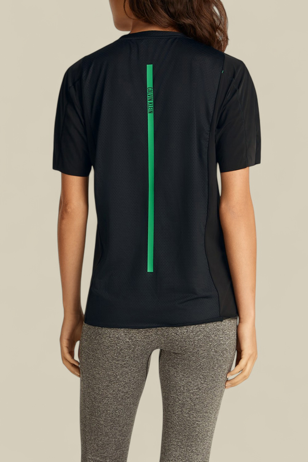 תמונת דוגמן אחורית של חולצת טי לאימון