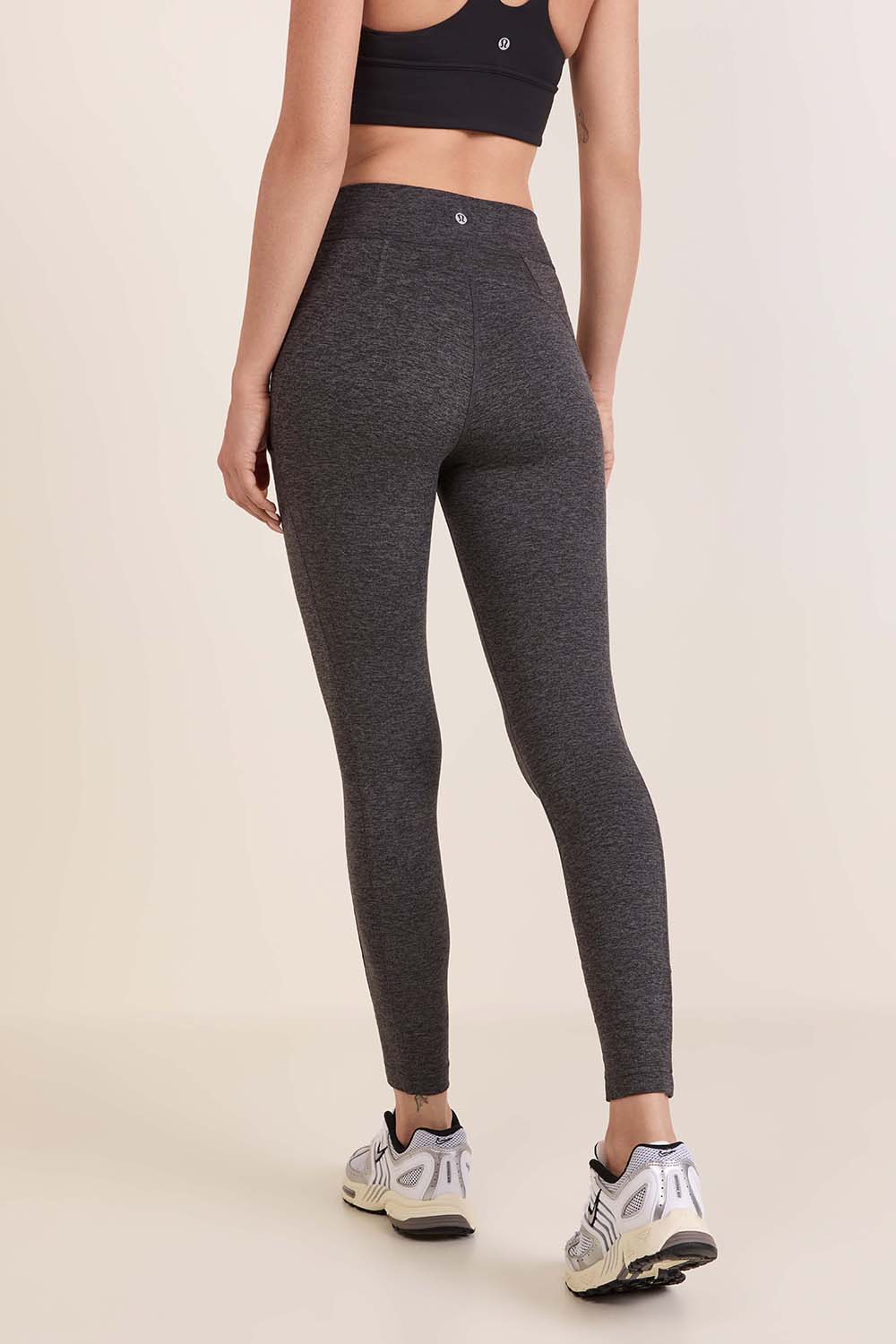 תמונת דוגמן אחורית של Softy Suedey High-Rise Tight 25''