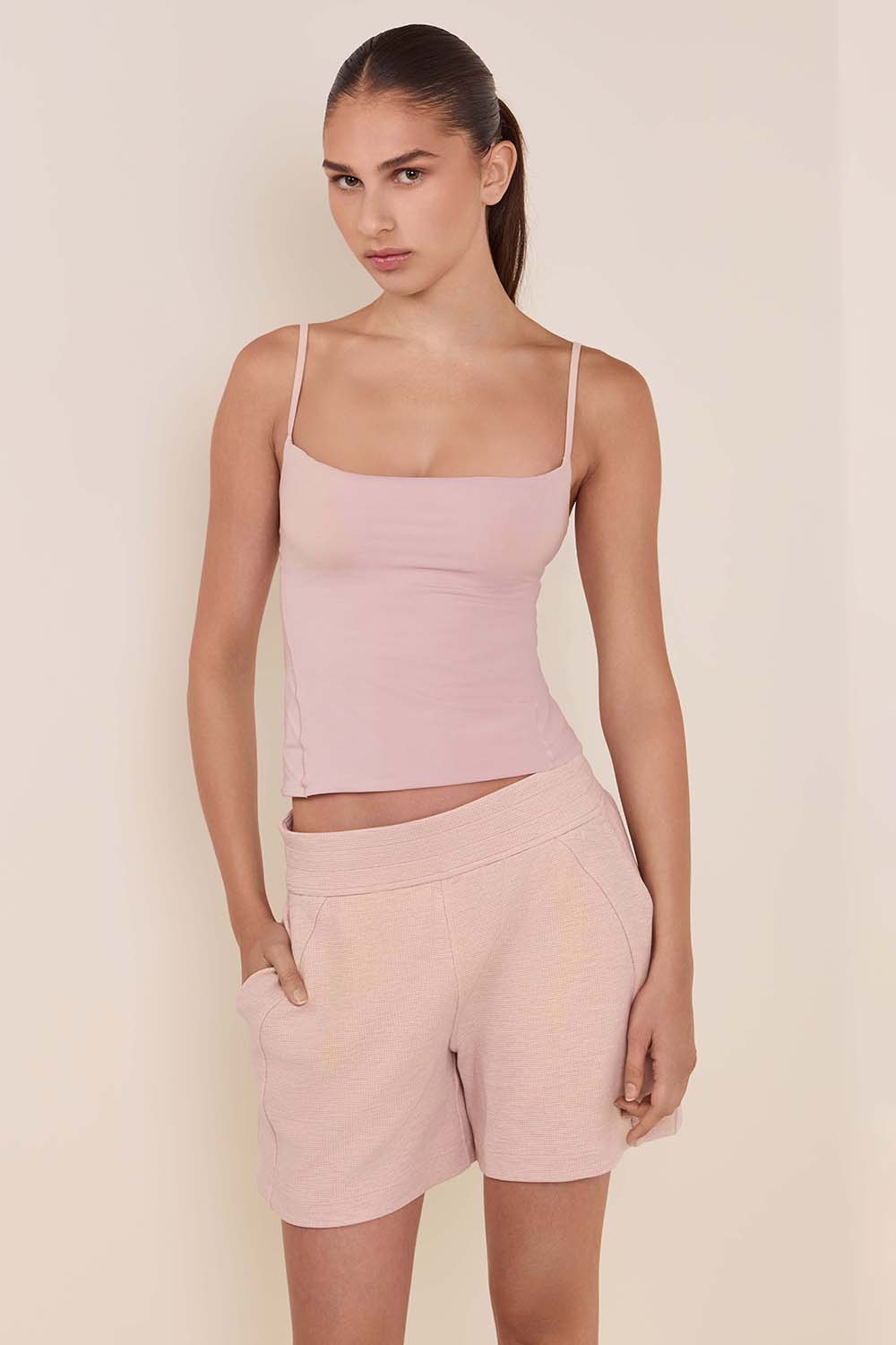 תמונת דוגמן קידמית של Nulu Spaghetti-Strap Cami Tank Top Adjustable