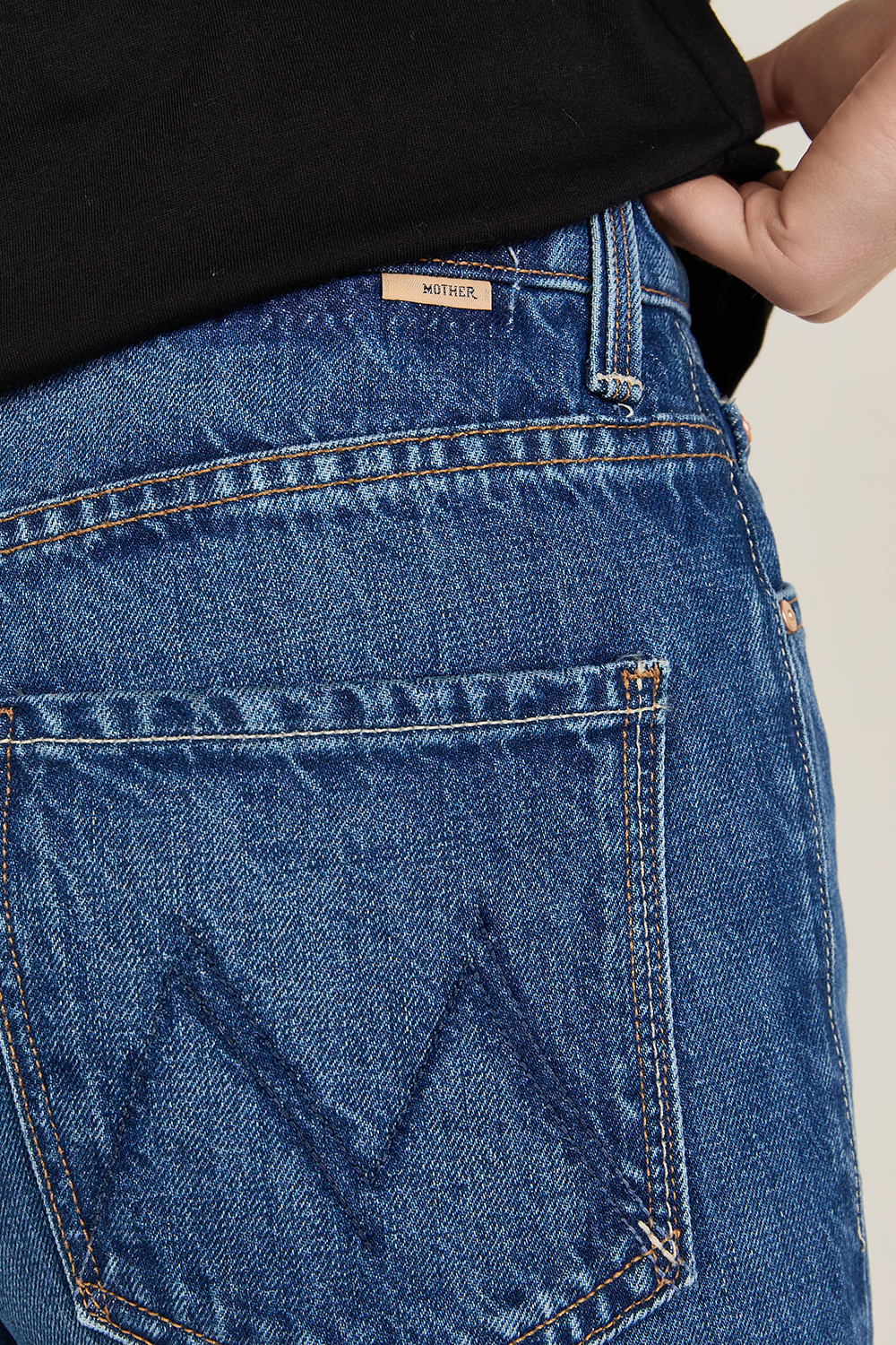 תמונת תקריב דוגמן של מכנסי ג'ינס ישרים