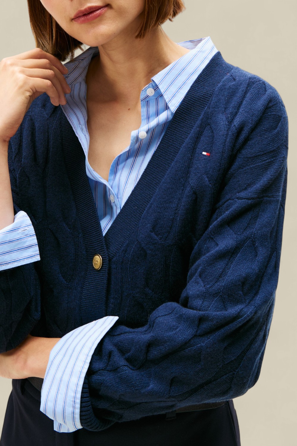 תמונת תקריב דוגמן של קרדיגן צמר