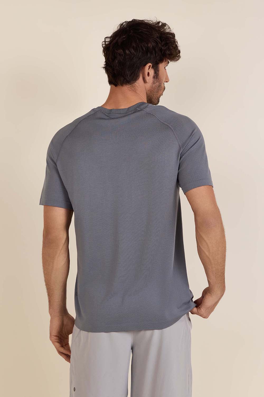 תמונת דוגמן אחורית של Metal Vent Tech Short-Sleeve Shirt