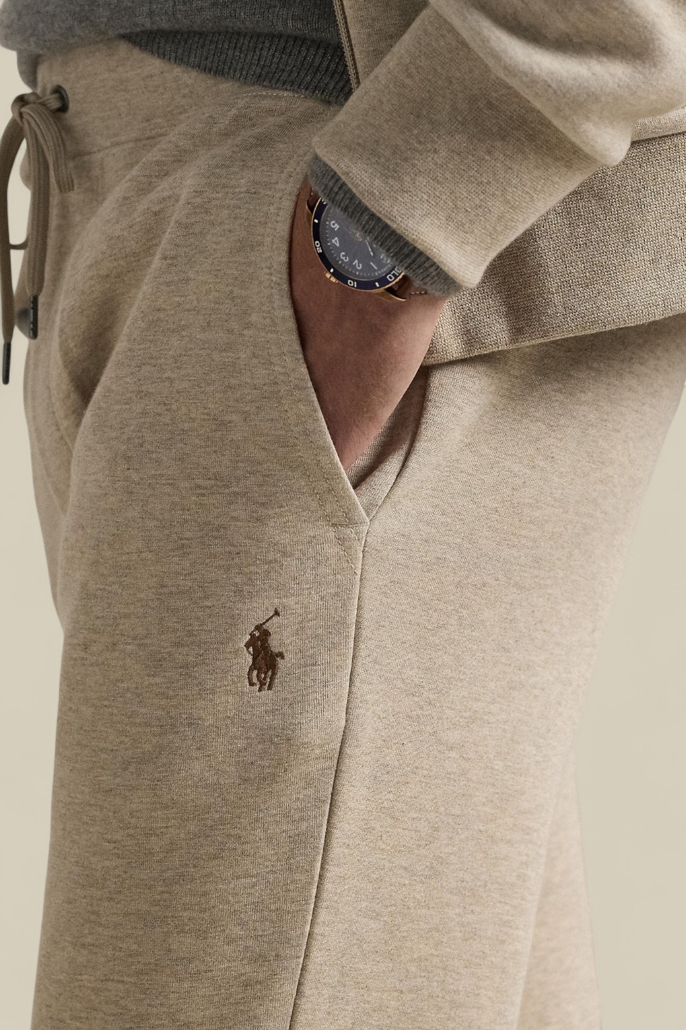 תמונת תקריב דוגמן של מכנסי ג'וג סלים פיט