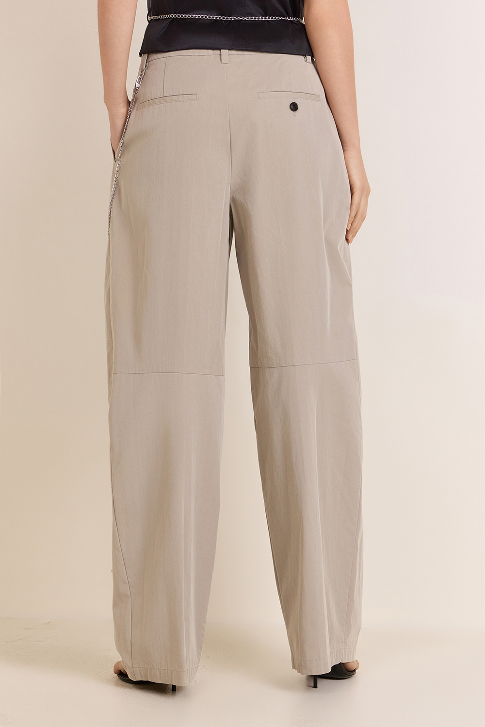 תמונת דוגמן אחורית של מכנסיים מחויטים בשילוב שרשרת