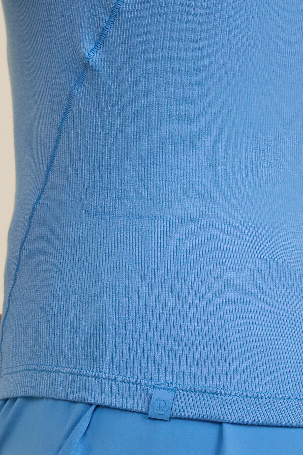 תמונת תקריב דוגמן של Hold Tight Henley Tank