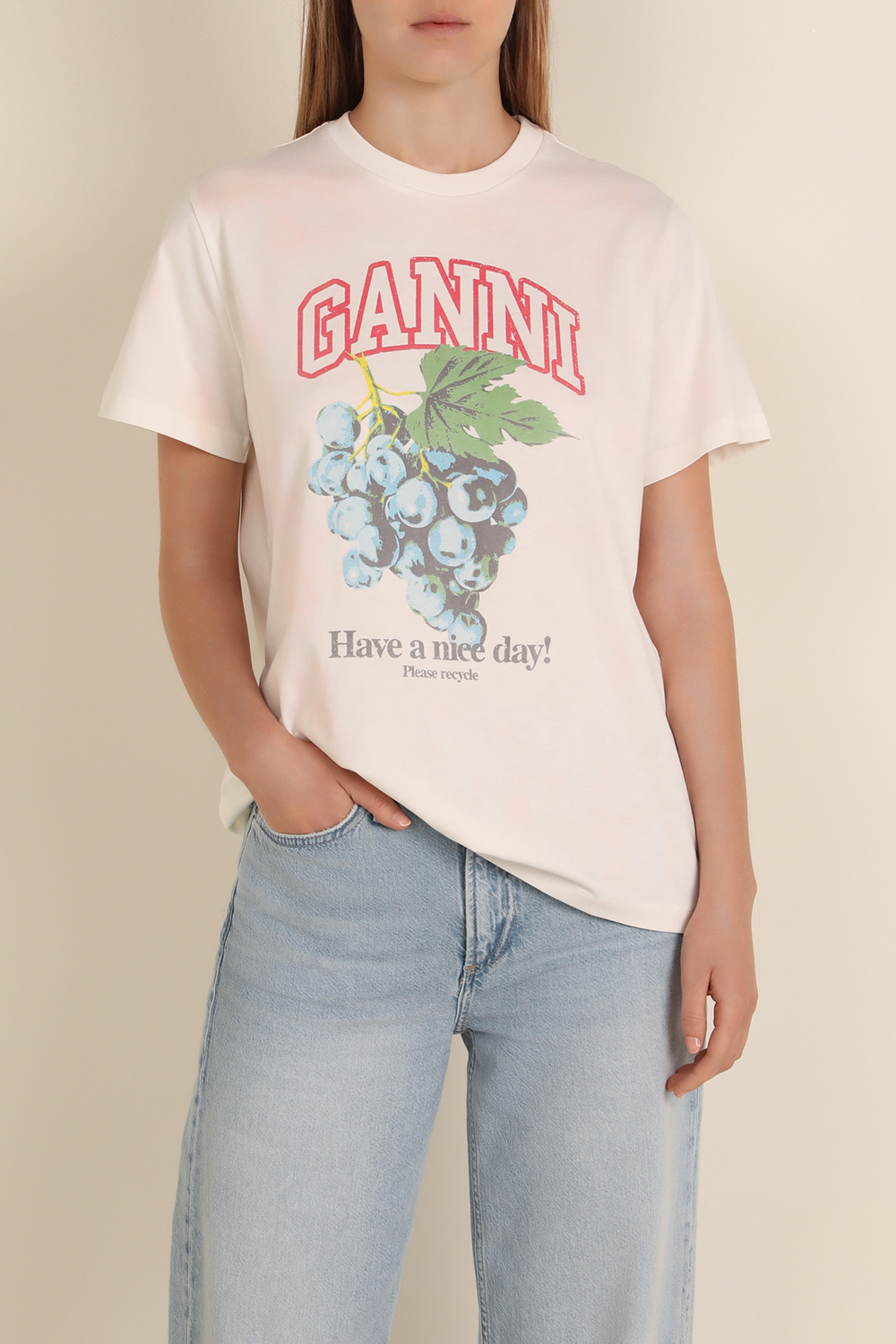 תמונת דוגמן קידמית של חולצת טי משוחררת