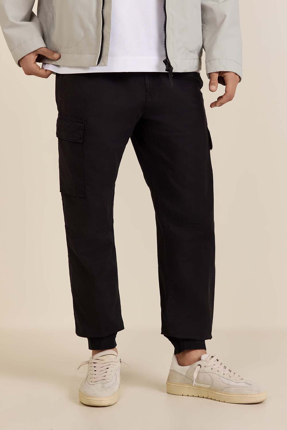 תמונת דוגמן קידמית של מכנסי קרגו