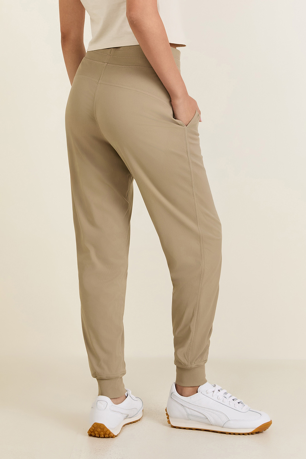 תמונת דוגמן אחורית של Dance Studio Mid-Rise Jogger Lined
