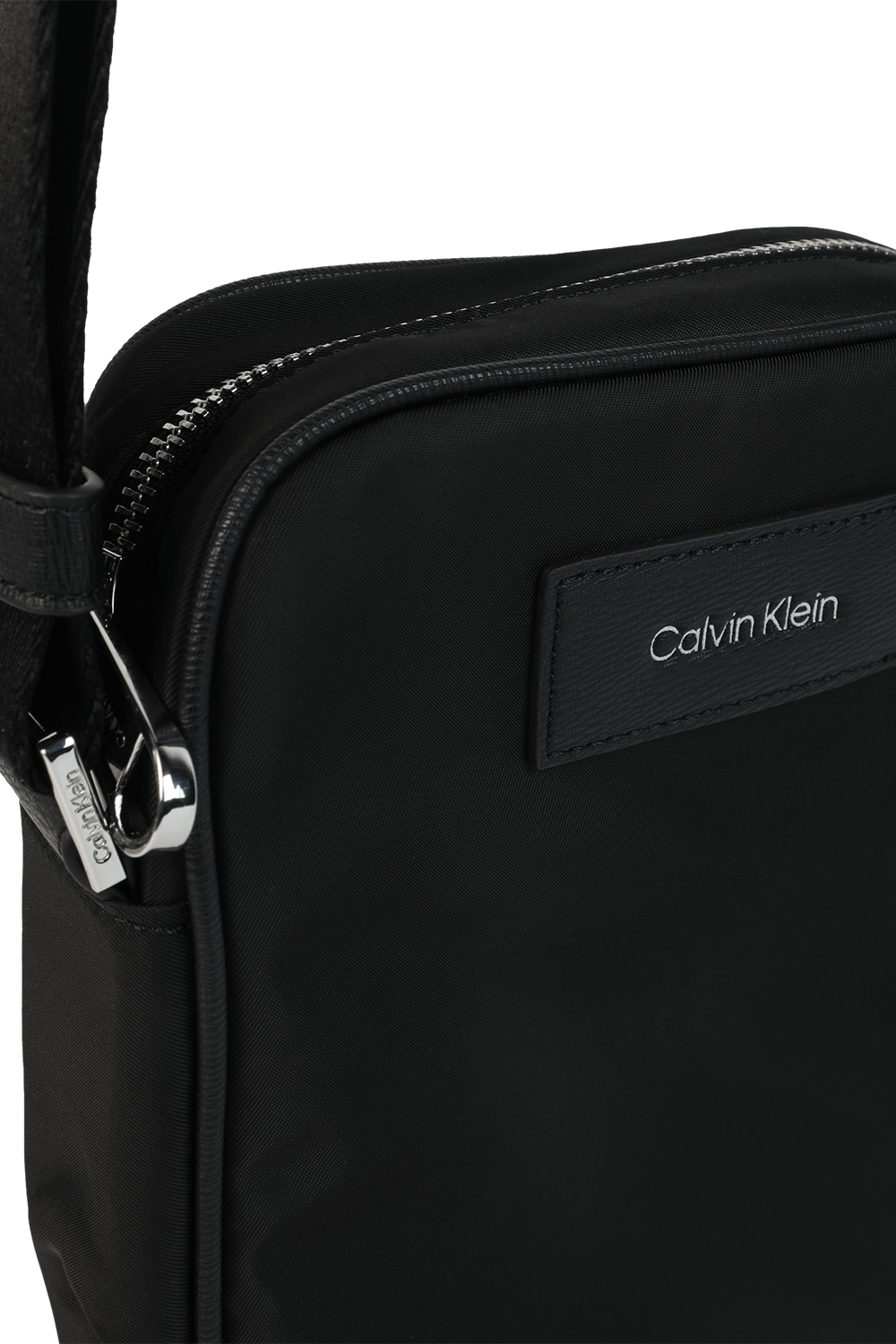 תמונת תקריב של תיק קרוס מסיבים ממוחזרים