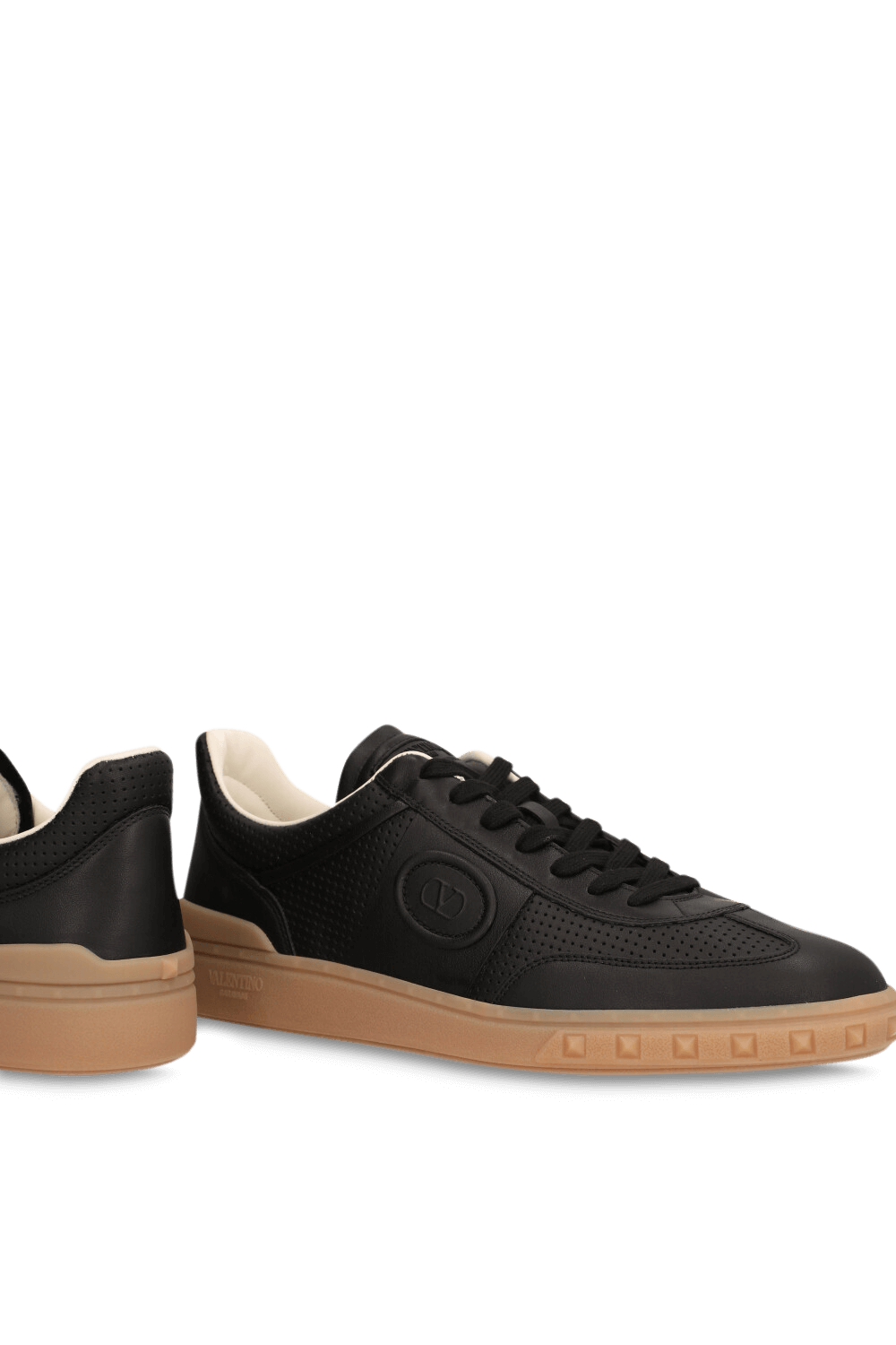 תמונת תקריב של נעלי סניקרס