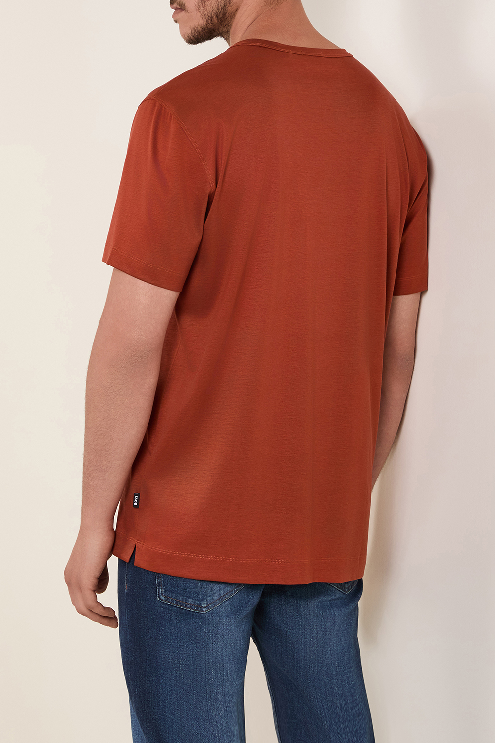 תמונת דוגמן אחורית של חולצת טי