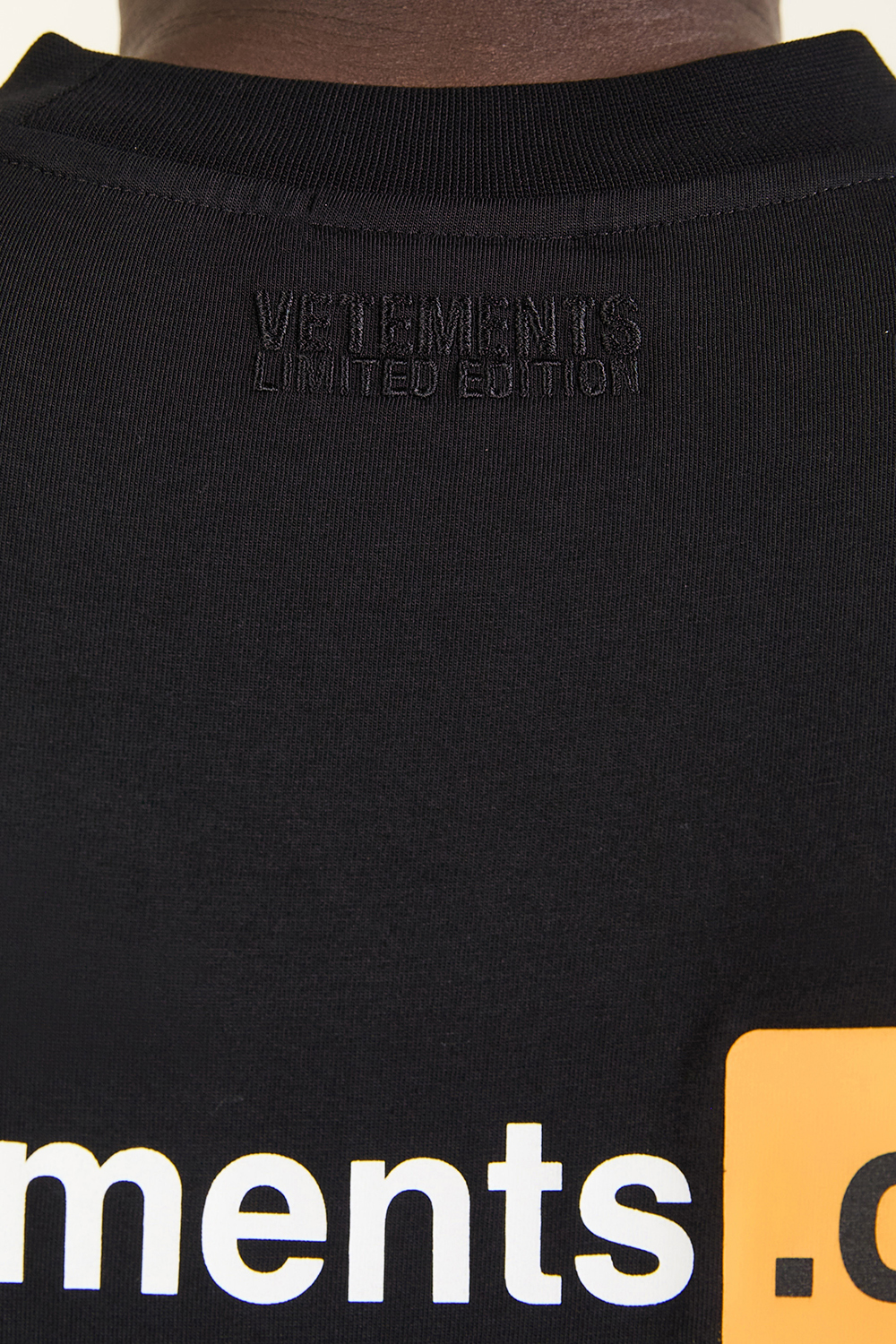 תמונת תקריב דוגמן של חולצת טי