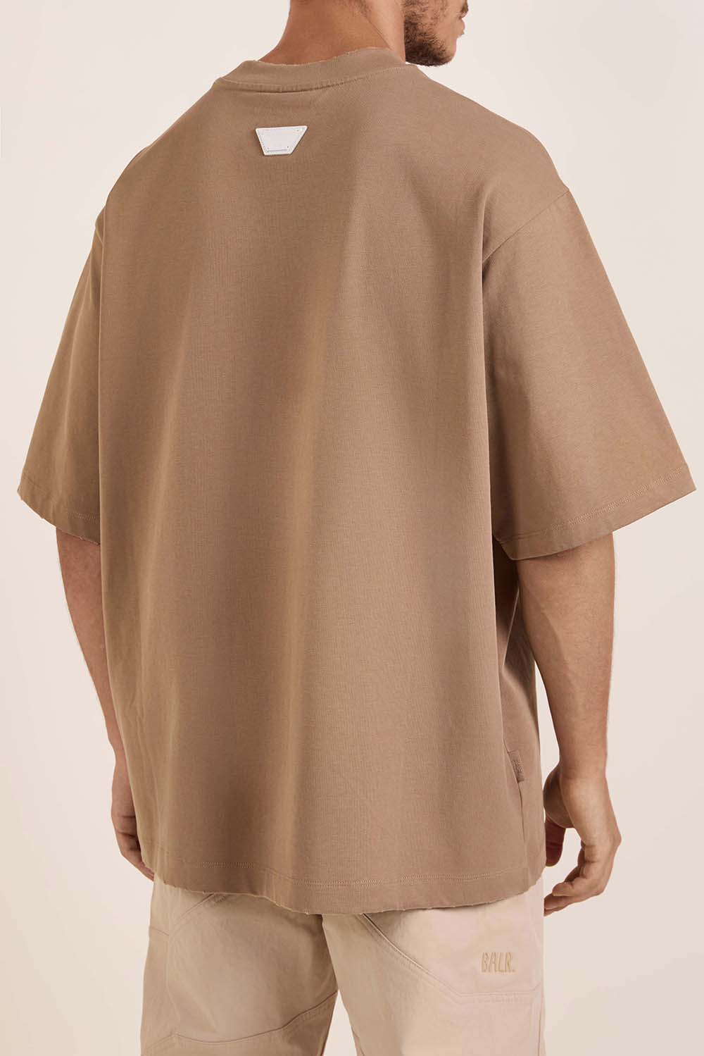 תמונת דוגמן אחורית של חולצת טי אוברסייז