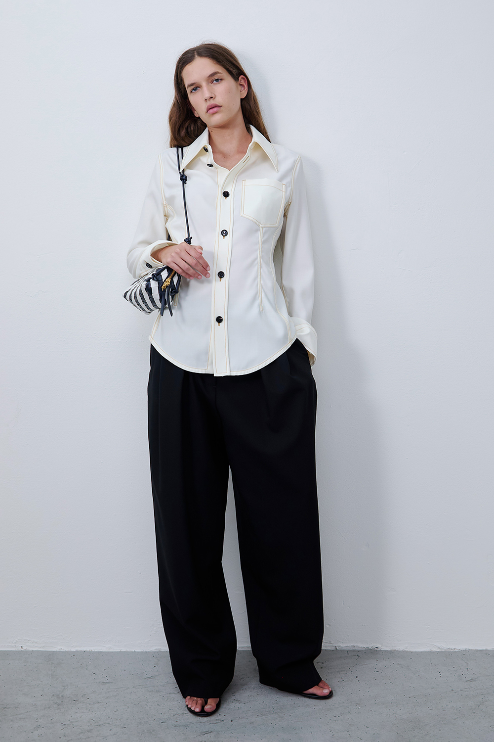 תמונת דוגמן קידמית של תיק קרוסבודי