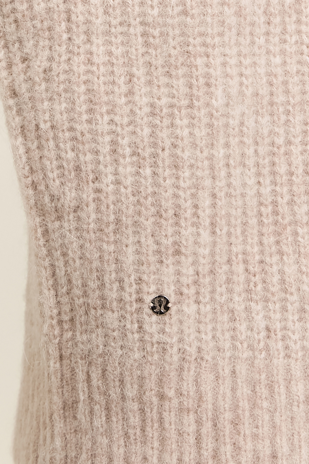 תמונת תקריב דוגמן של Alpaca Wool-Blend Funnel-Neck Sweater