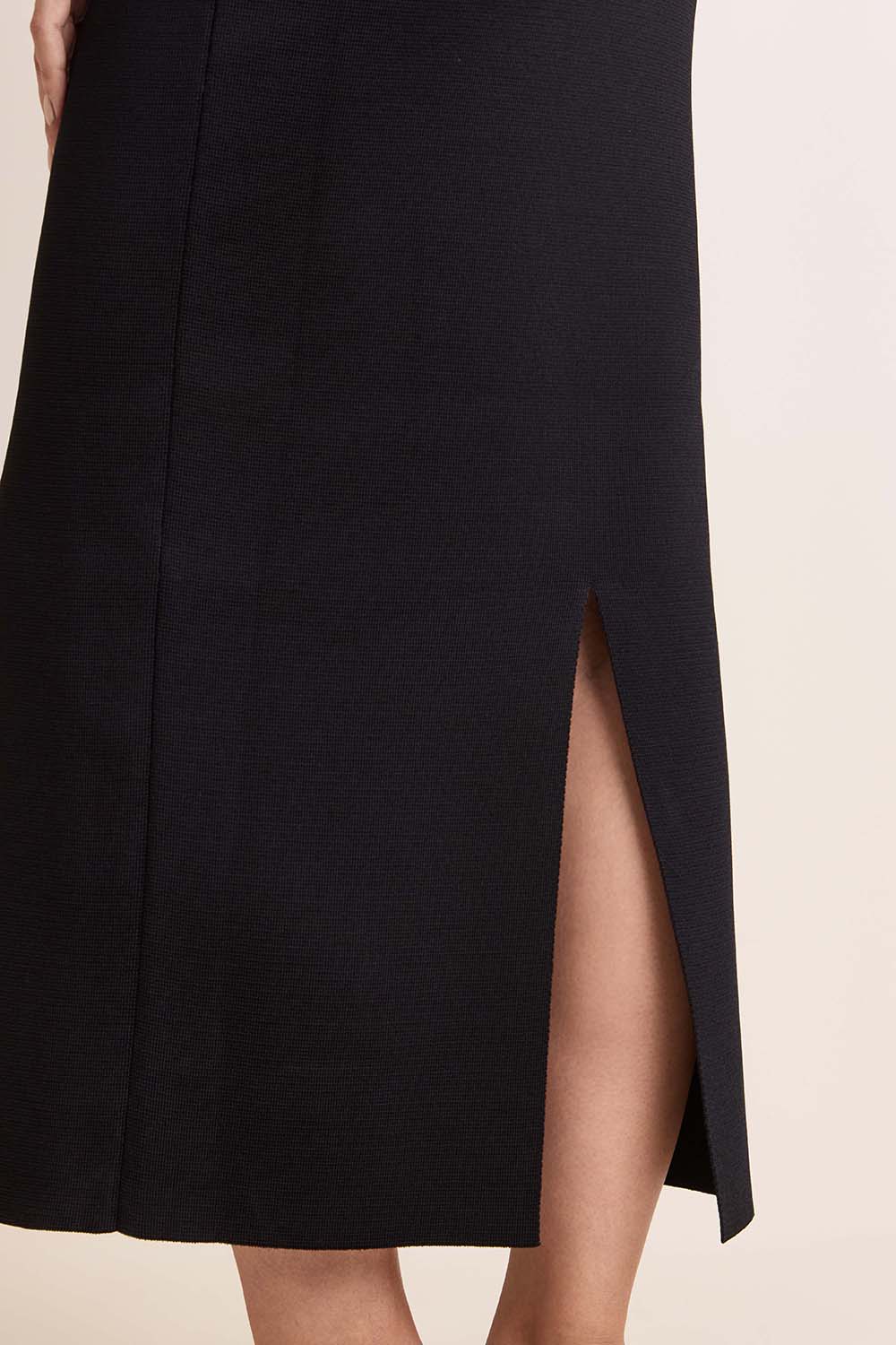 תמונת תקריב דוגמן של שמלת מידי