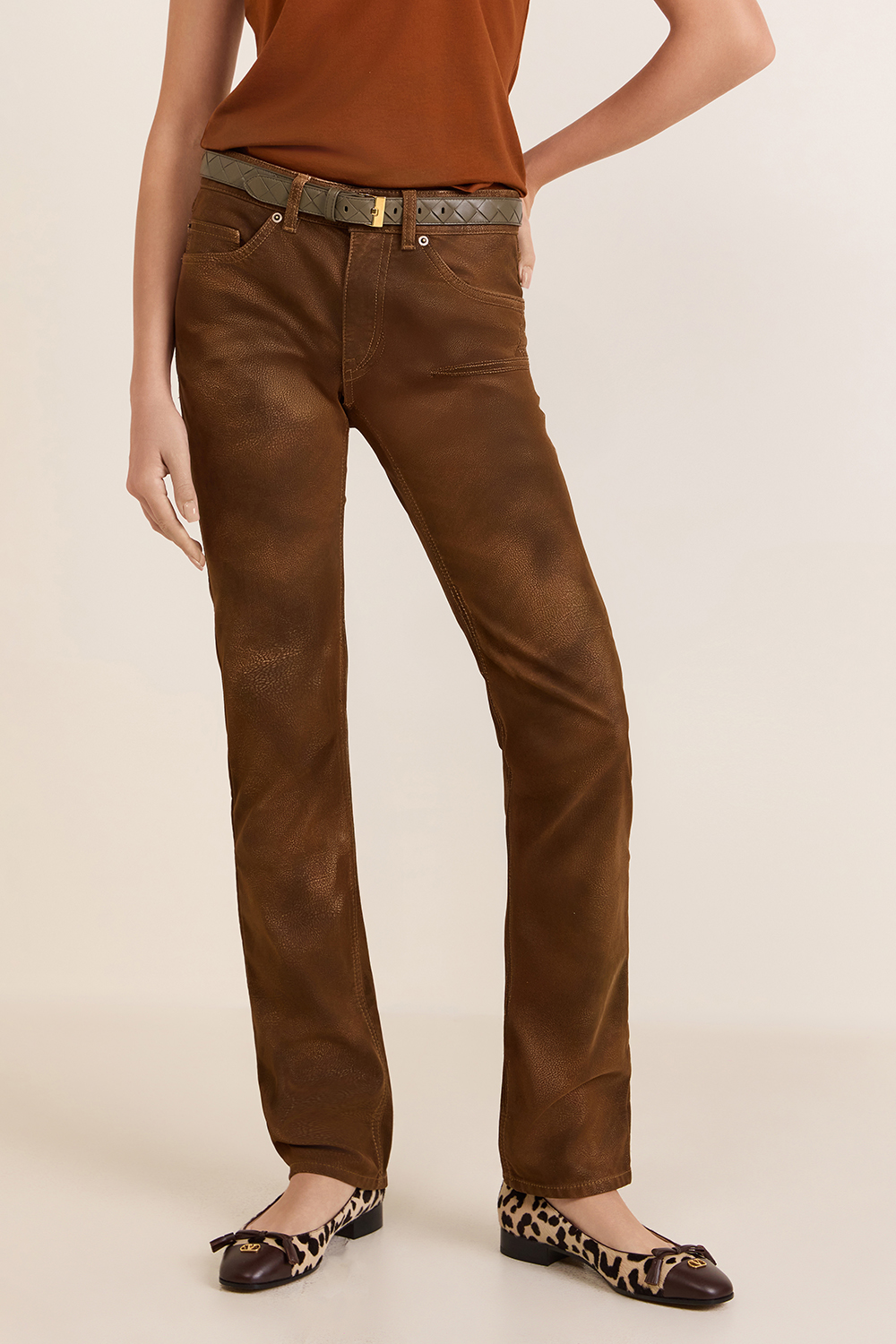 תמונת דוגמן קידמית של מכנסיים במראה עור