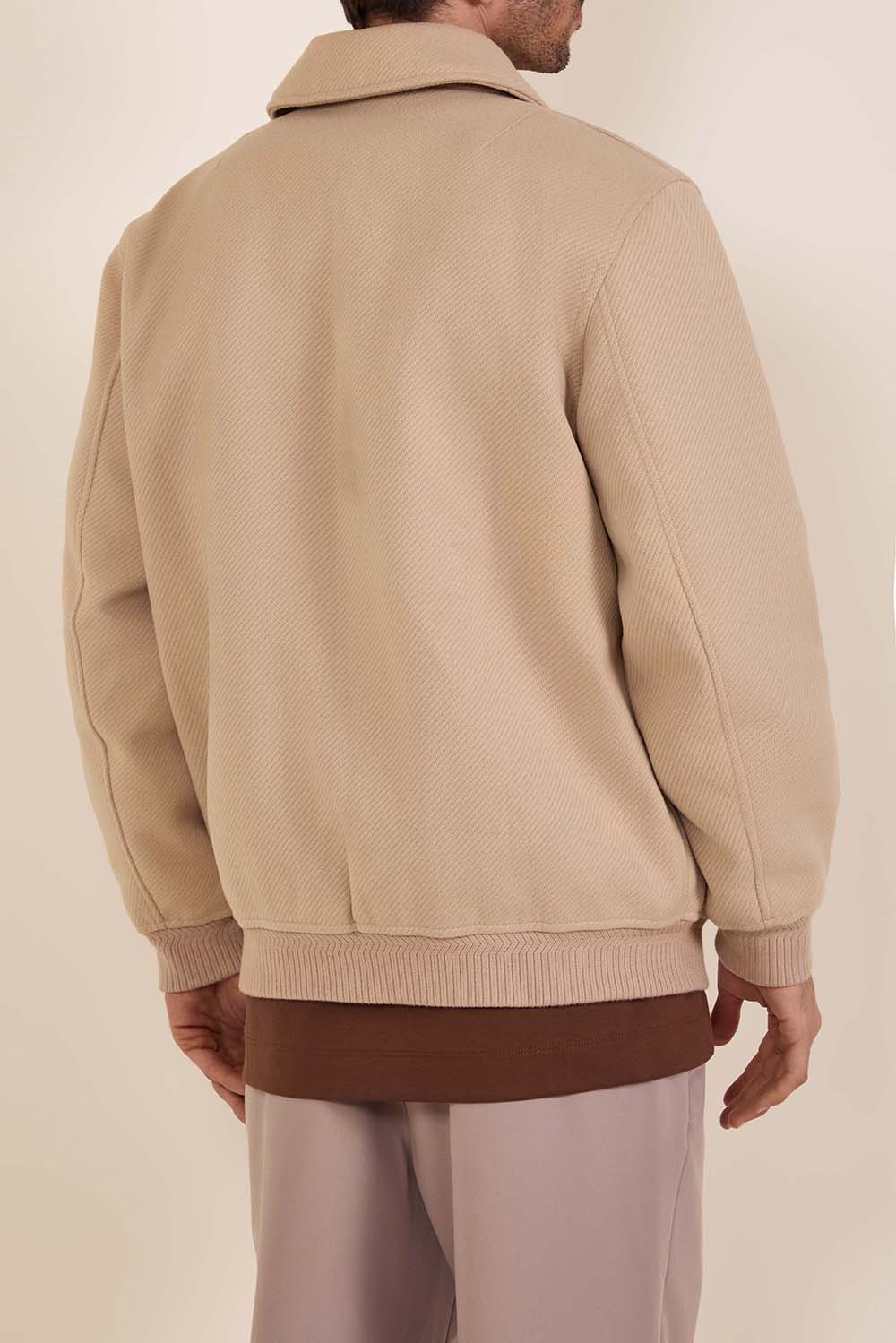 תמונת דוגמן אחורית של ז'קט בריפוד קל