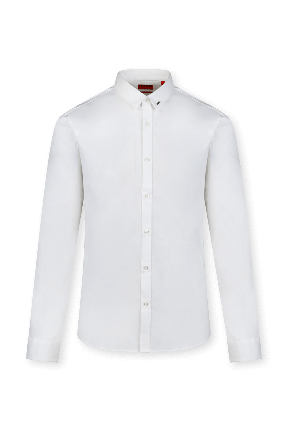 תמונה קידמית של חולצה מכופתרת עם לוגו מטאלי