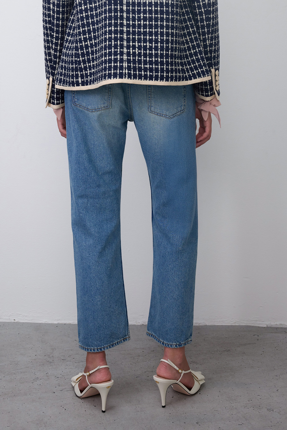 תמונת דוגמן אחורית של מכנסי ג'ינס בגזרה ישרה