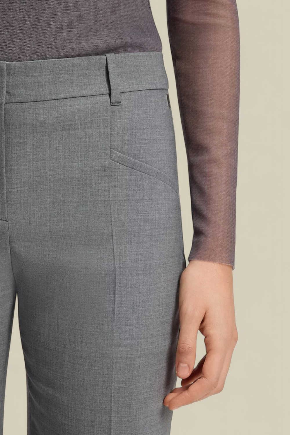 תמונת תקריב דוגמן של מכנסיים מחויטים