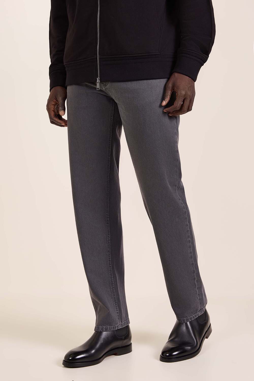 תמונת דוגמן קידמית של מכנסי ג'ינס בגזרה ישרה