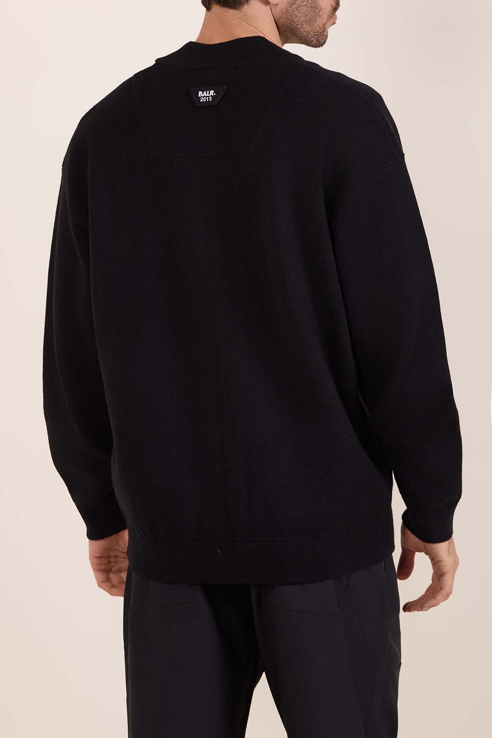 תמונת דוגמן אחורית של קרדיגן סרוג בסגירת רוכסן