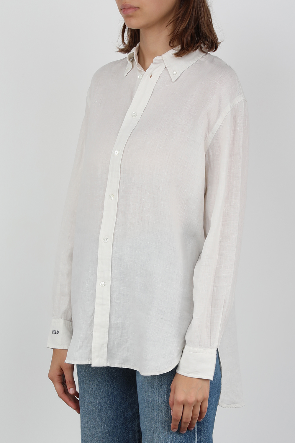 תמונת דוגמן קידמית של חולצת פשתן ארוכה לבנה עם לוגו רקום