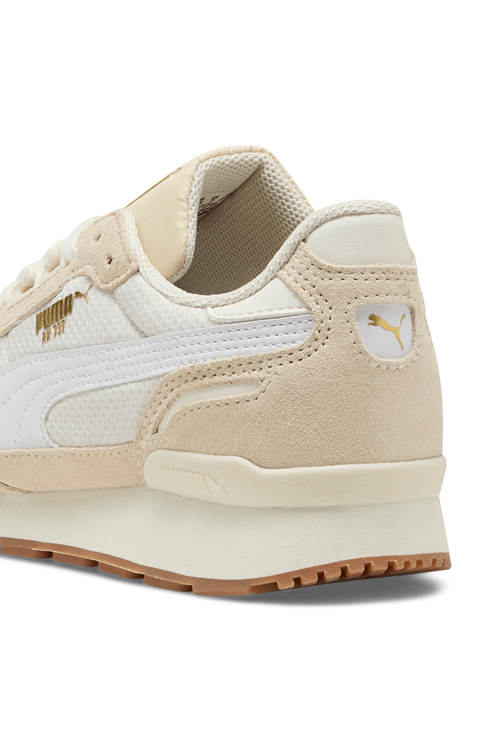 תמונת תקריב של נעלי סניקרס אר אקס 737