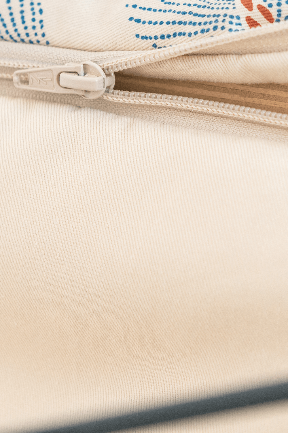 תמונה אחורית של כיסא נדנדה לתינוק בשילוב כותנה אורגנית