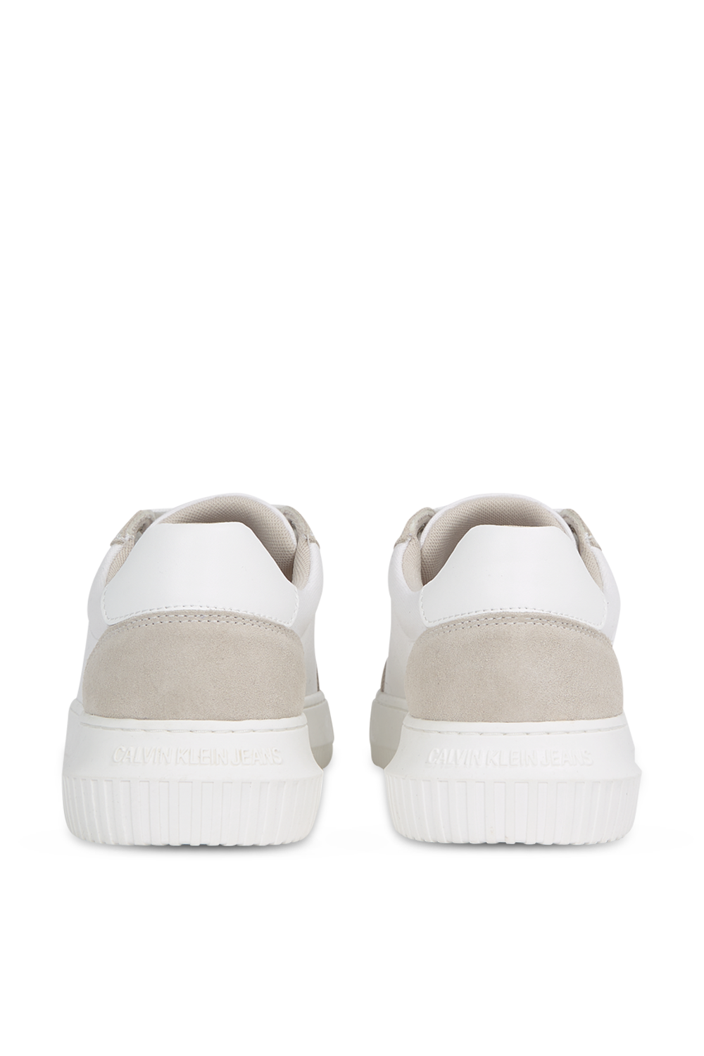 תמונת תקריב של נעלי סניקרס