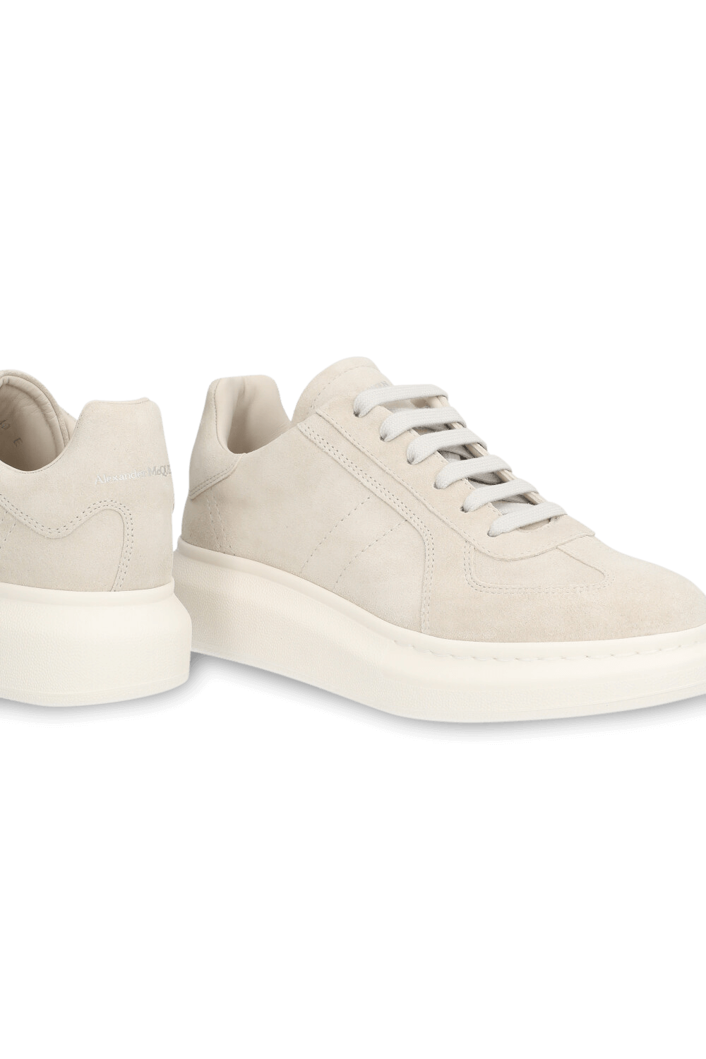 תמונת תקריב של נעלי סניקרסנעלי סניקרס אוברסייז