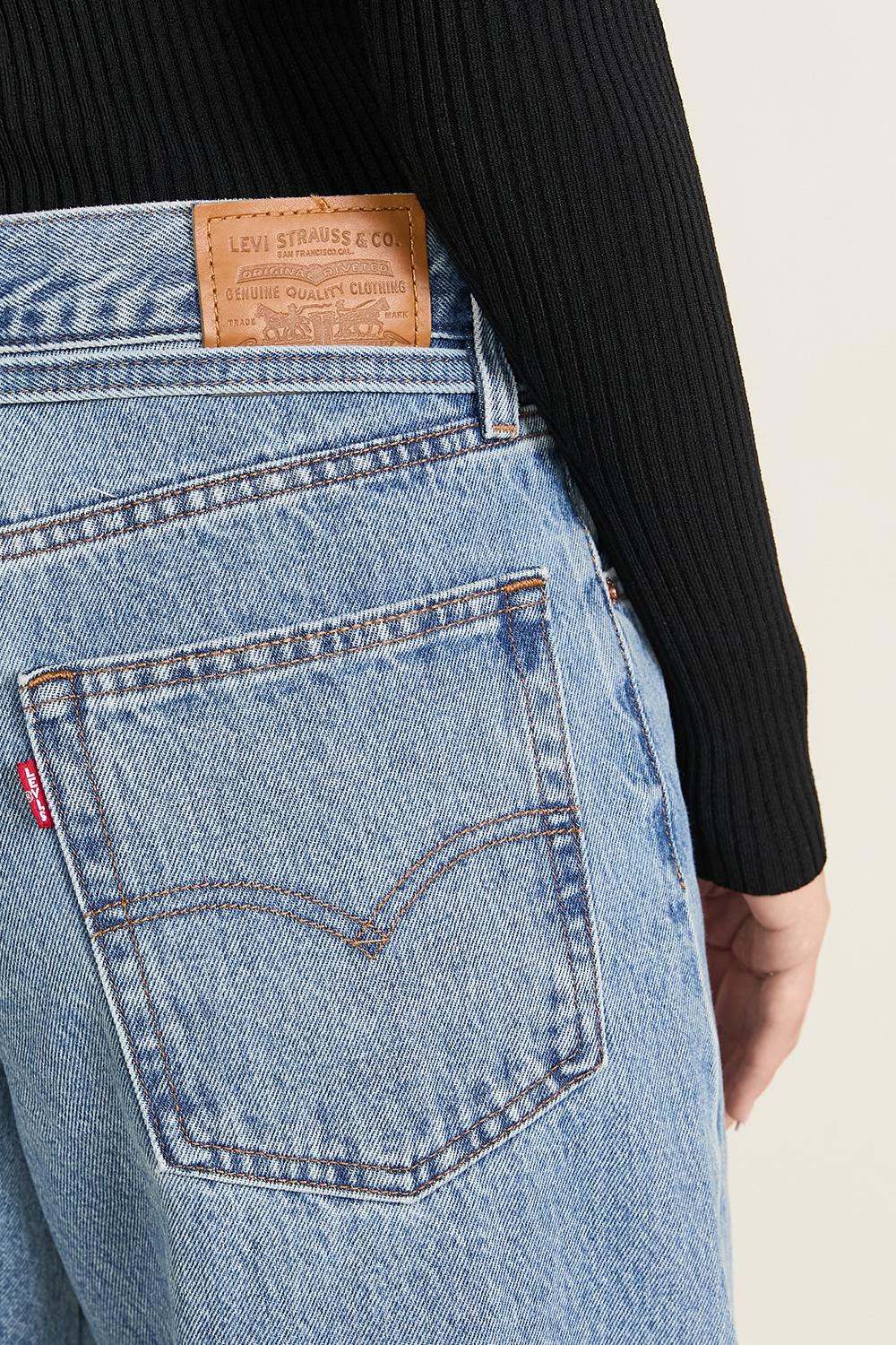 תמונת תקריב דוגמן של מכנסי ג'ינס XL ישרים