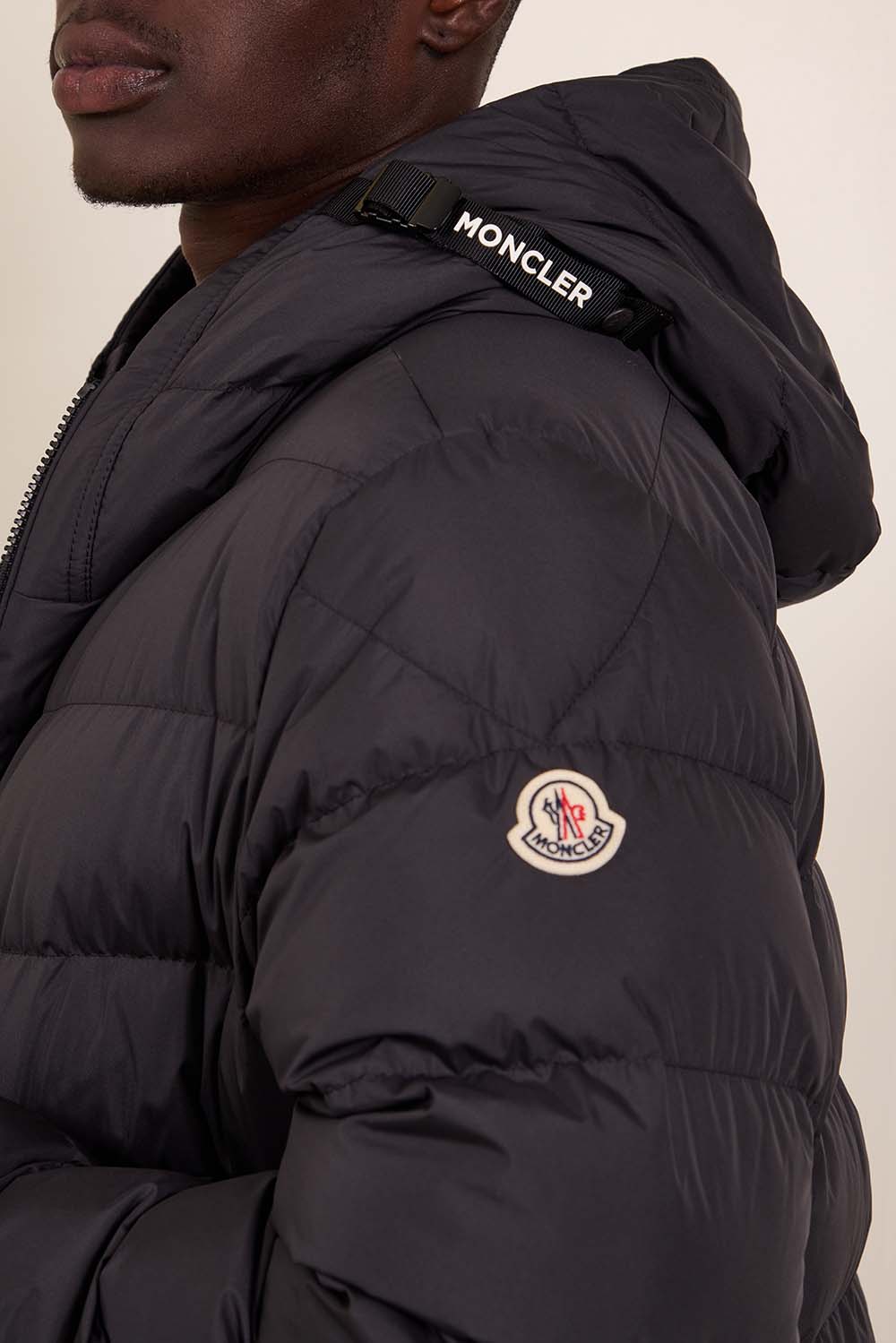 תמונת תקריב דוגמן של מעיל פוך קל