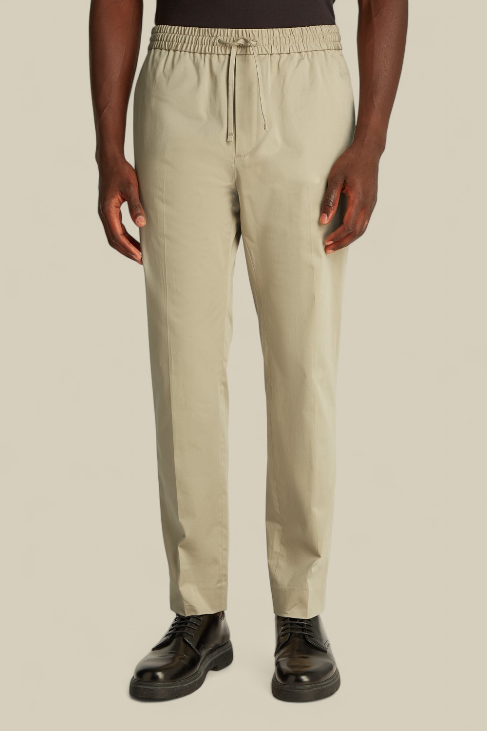 תמונת דוגמן קידמית של מכנסי ג'וג