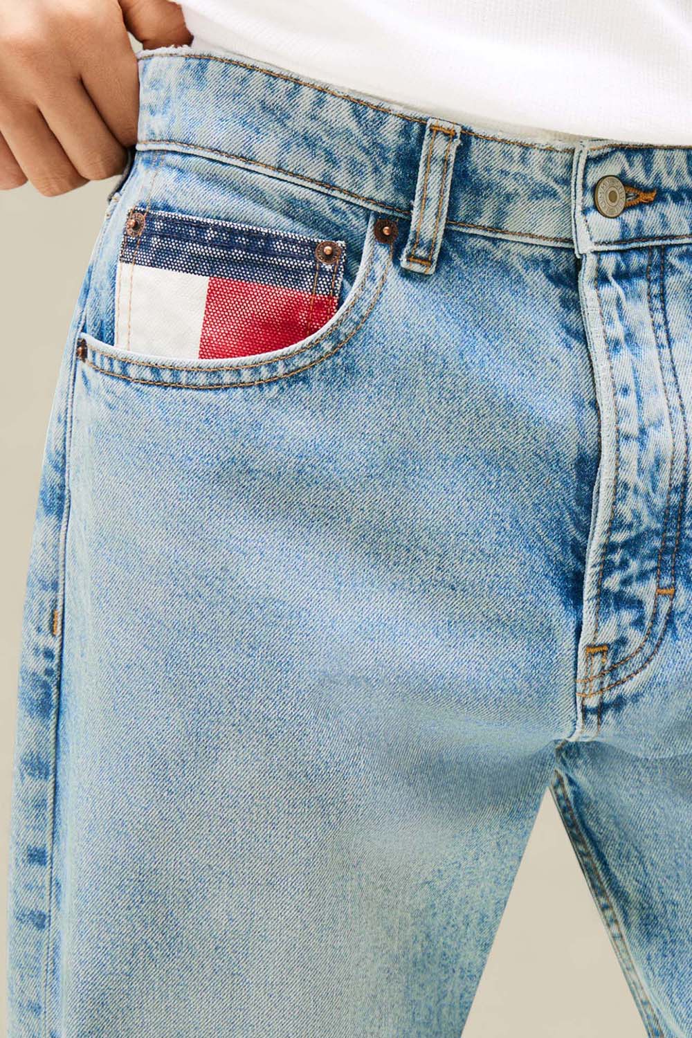 תמונת תקריב דוגמן של מכנסי ג'ינס ישרים