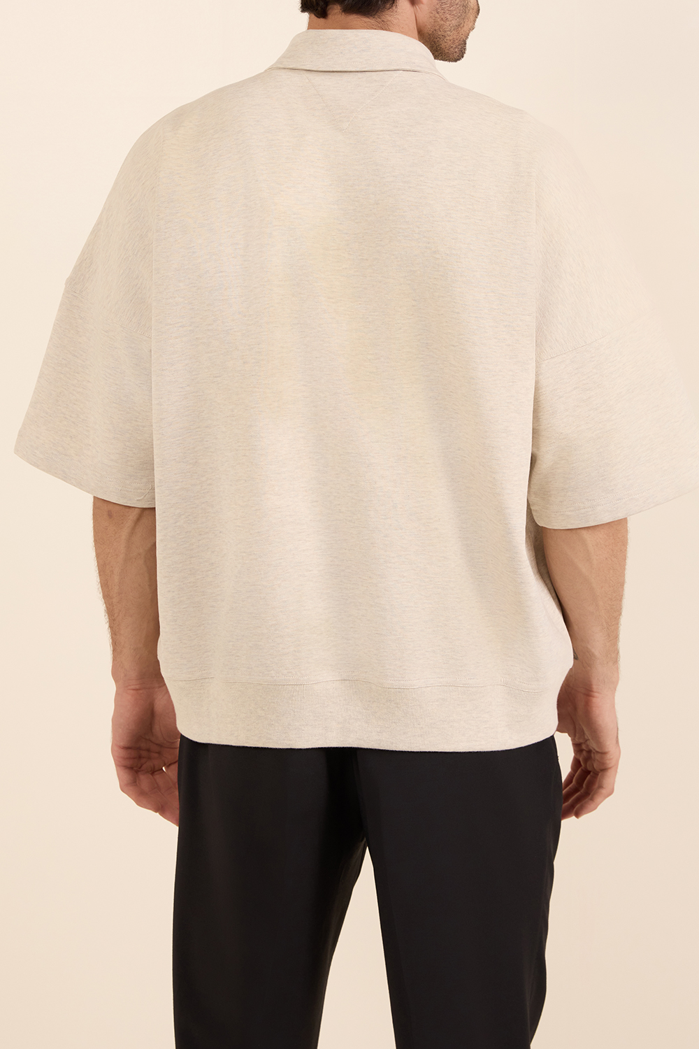 תמונת דוגמן אחורית של חולצת פולו