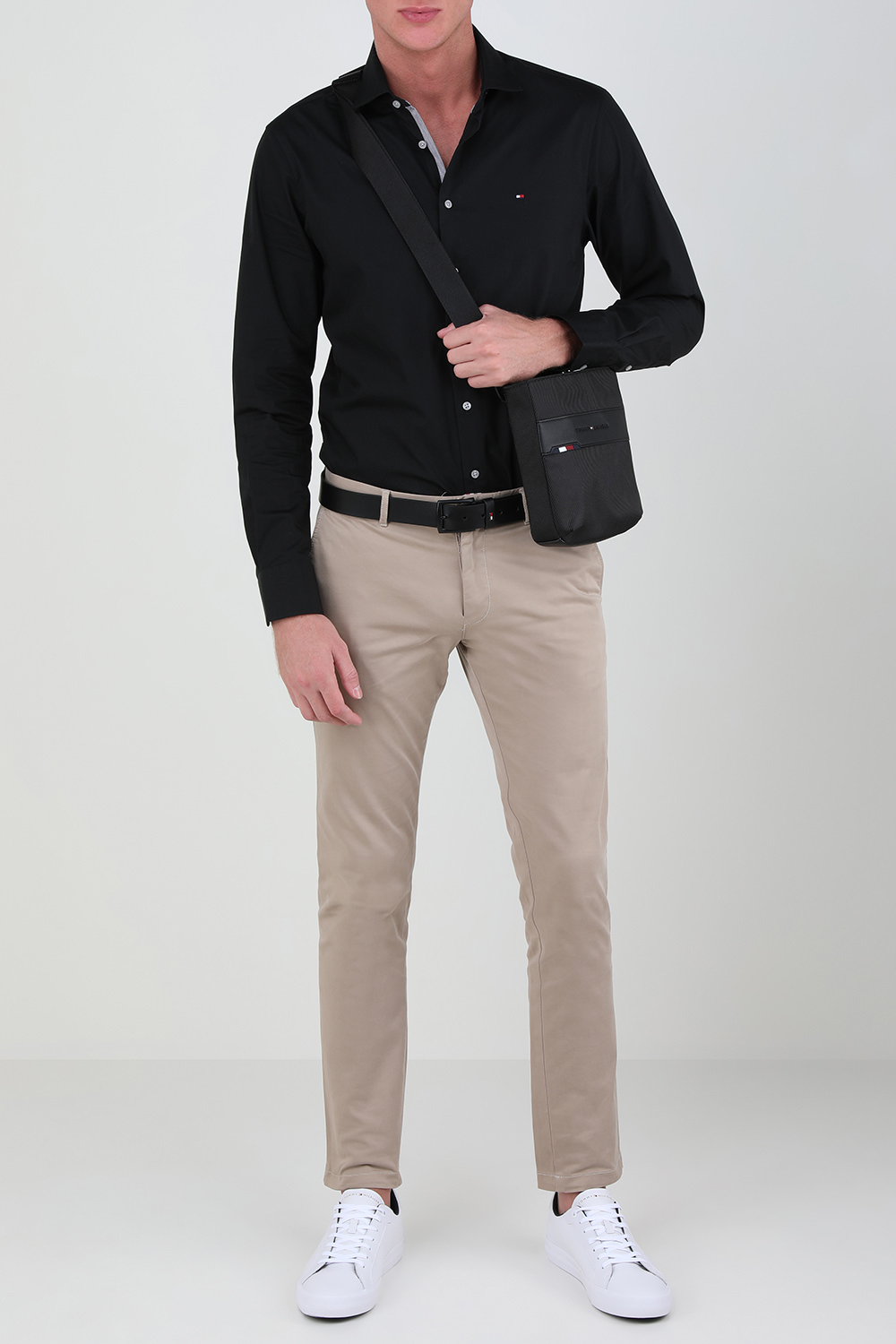 תמונת דוגמן קידמית של חגורת עור עם לוגו