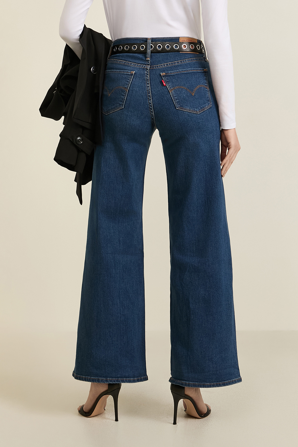 תמונת דוגמן אחורית של מכנסי ג'ינס מתרחבים 318