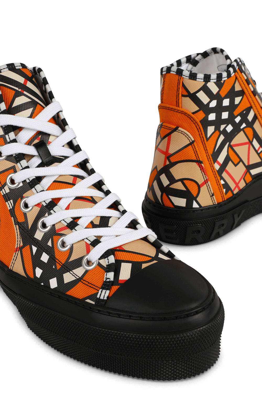 תמונת תקריב של סניקרס ברכיסה גבוהה עם פרינט מונוגרמי