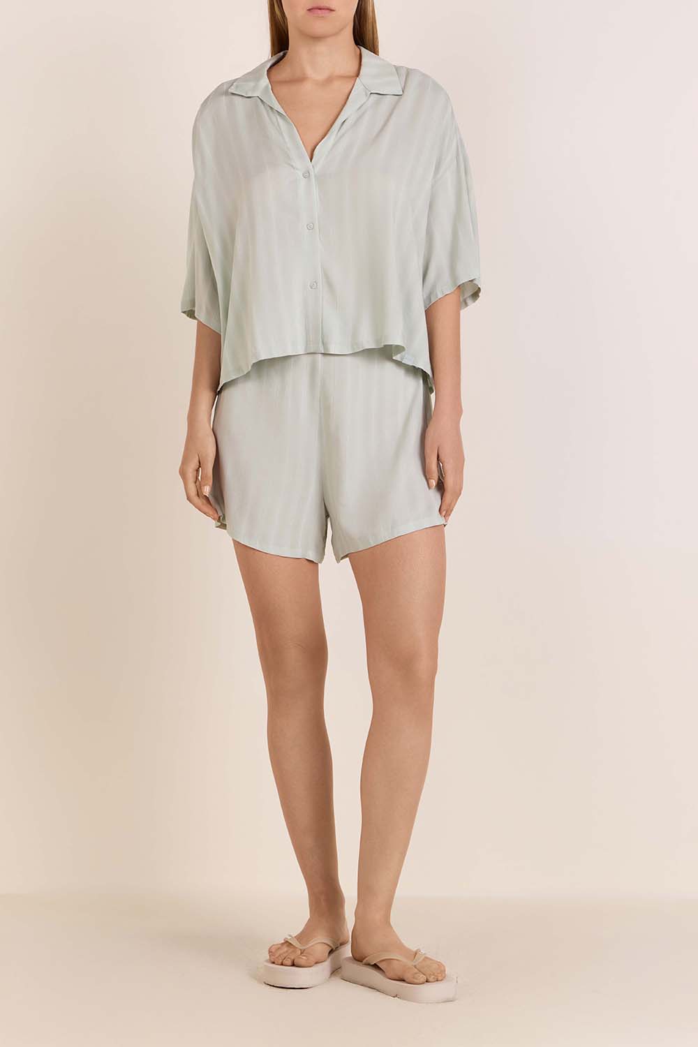 תמונת דוגמן קידמית של סנדלי אצבע פלטפורמה