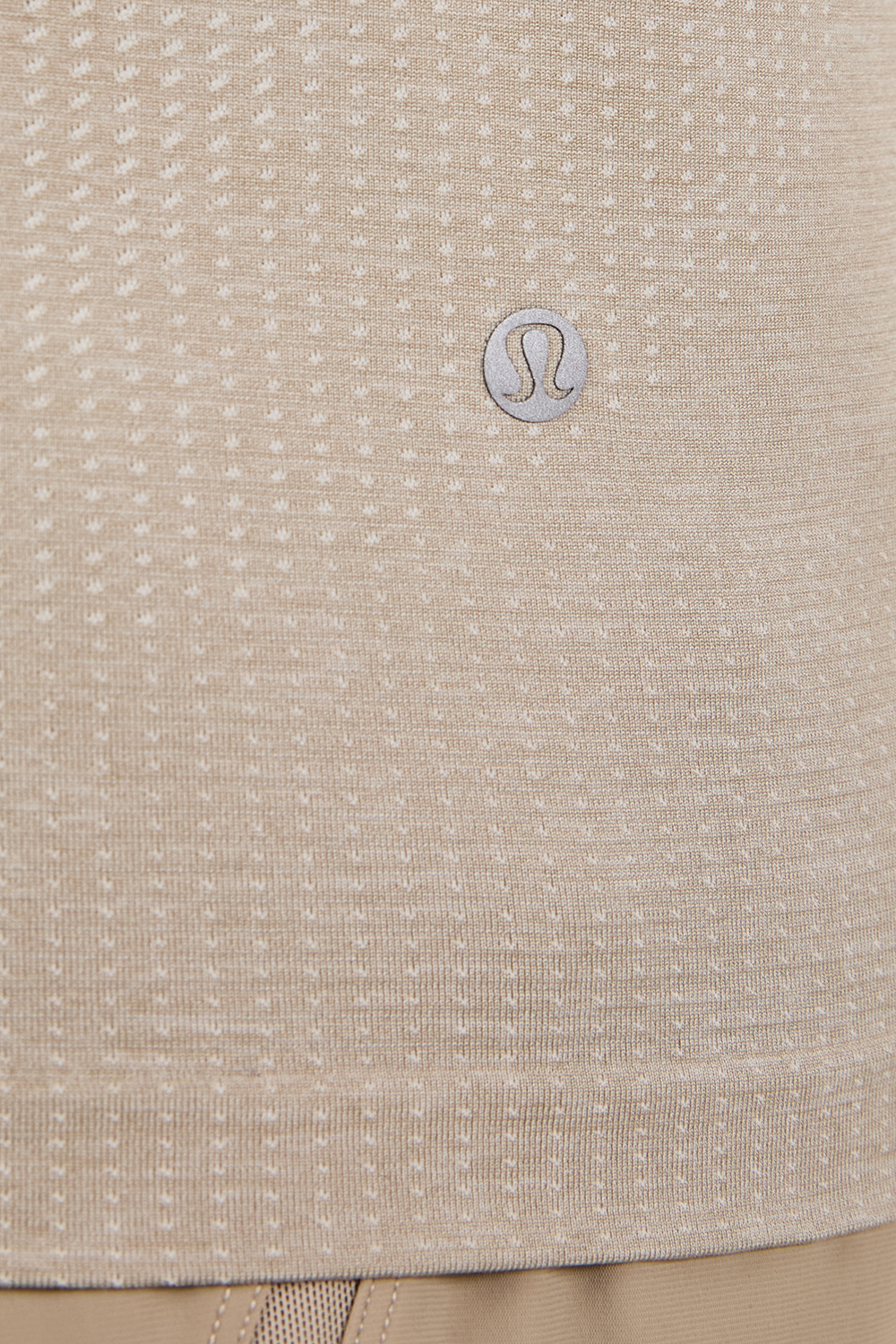 תמונת תקריב דוגמן של Metal Vent Tech Short-Sleeve Shirt