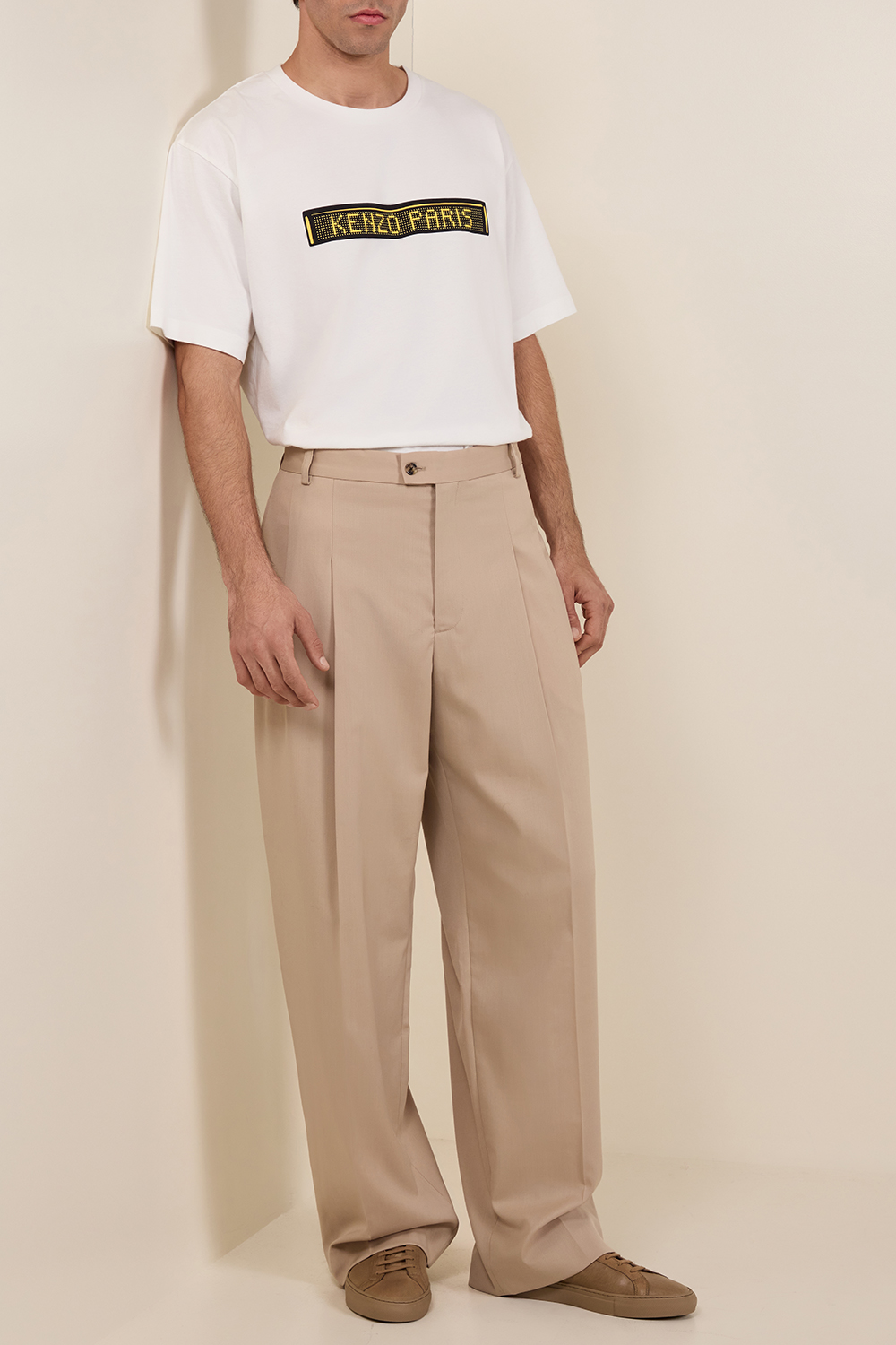 תמונת דוגמן קידמית של נעלי סניקרס