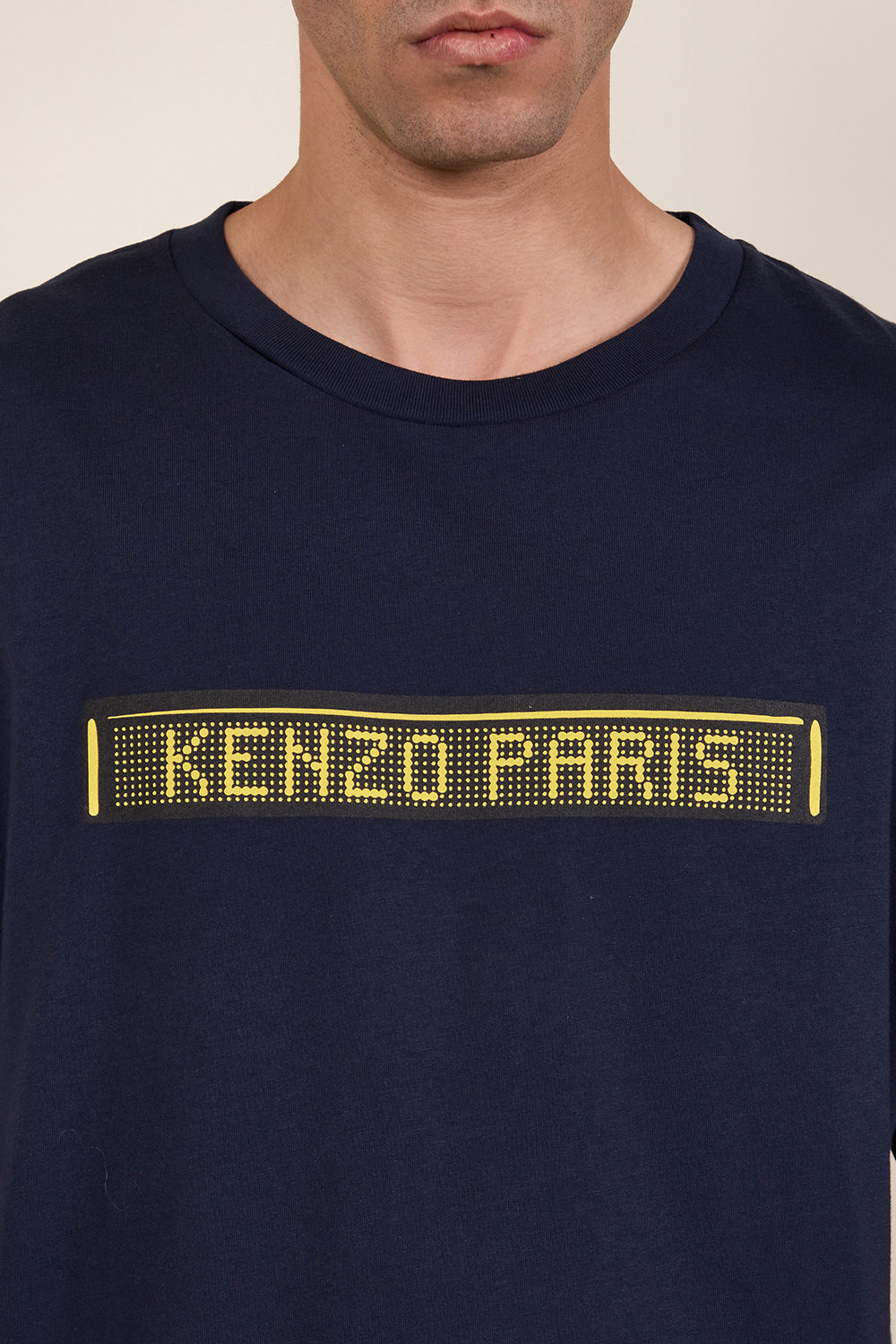 תמונת תקריב דוגמן של חולצת טי אוברסייז